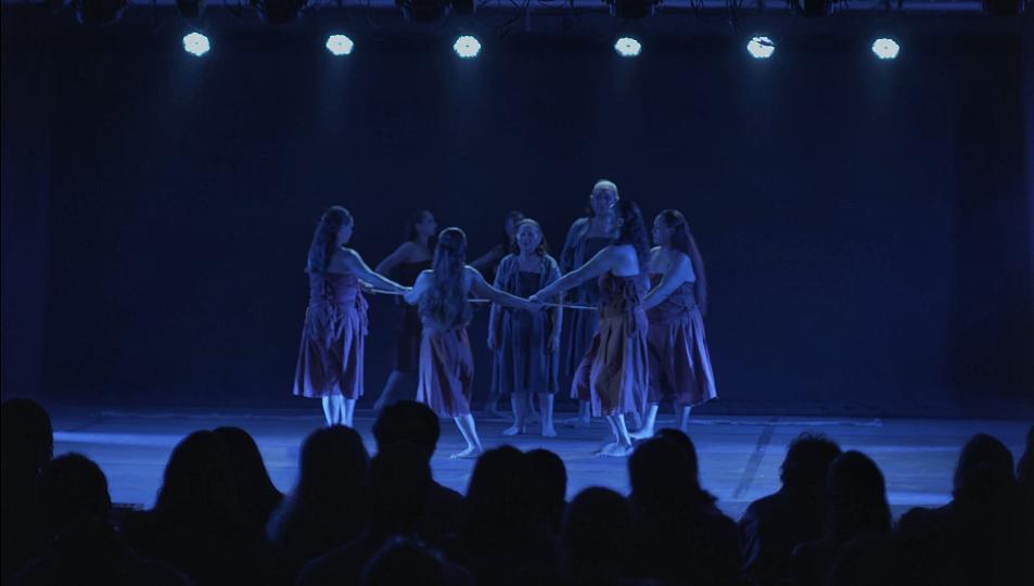 Mujeres rapa nui participan en la obra teatral